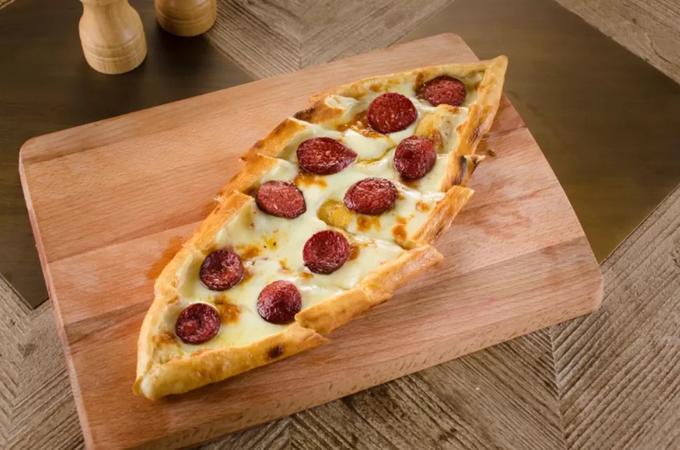 Sucuklu Kaşarlı Pide