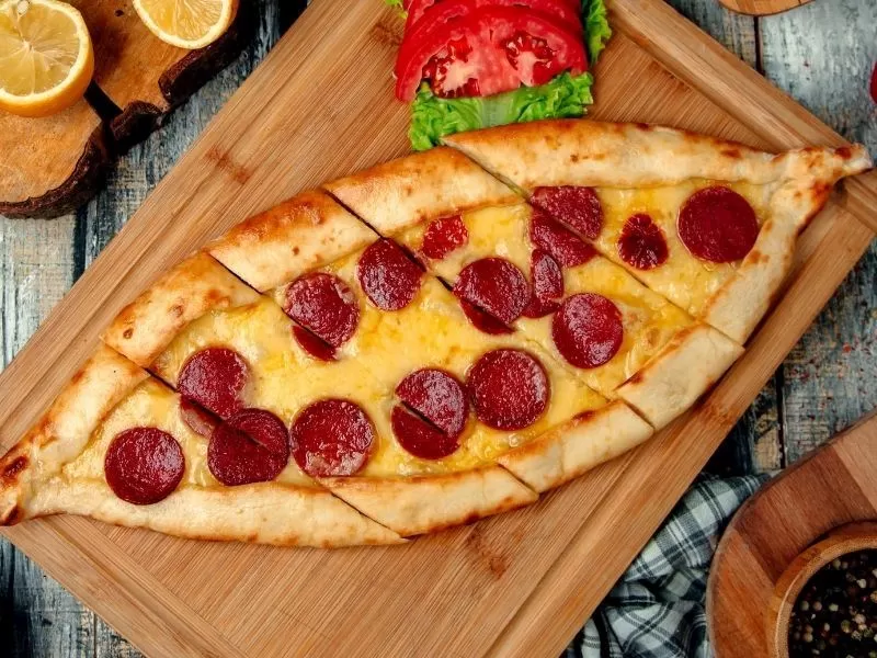 Sucuklu Kaşarlı Pide